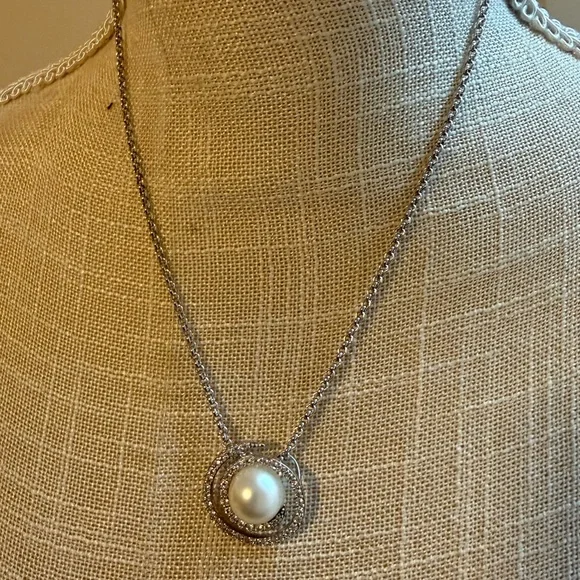 NIB pearl Pendant with 18” Sterling Silver Chain - Picture 2 of 5